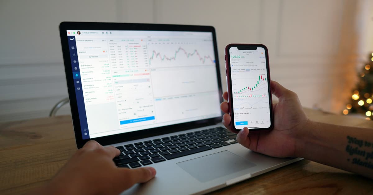 Gold Hits Record High as Economic Concerns Drive Investor Demand